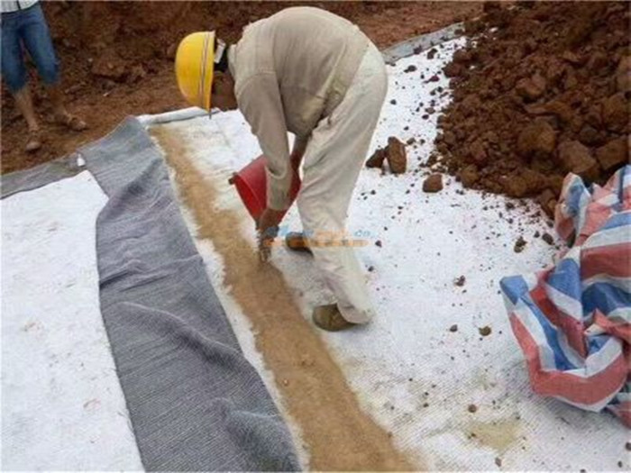 GCL鈉基膨潤土防水毯儲(chǔ)放與搭接處理